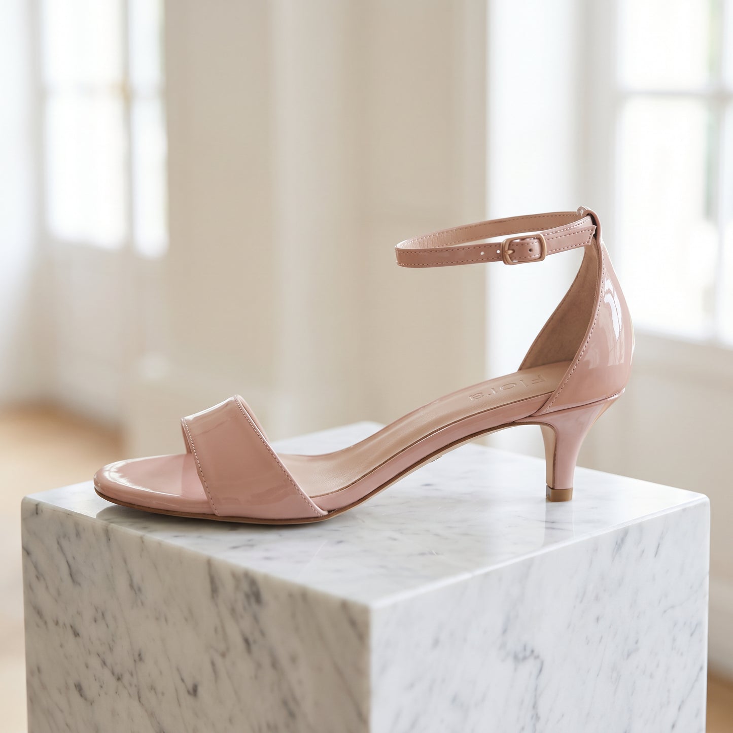Flora Kitten-Heel-Sandale - Seitenansicht